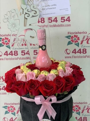 52Floristeria-Un-amor-tan-grande-como-el-de-ustedes-merece-una-gran -celebración-en-la-ciudad-de-Medellín-Feliz-aniversario