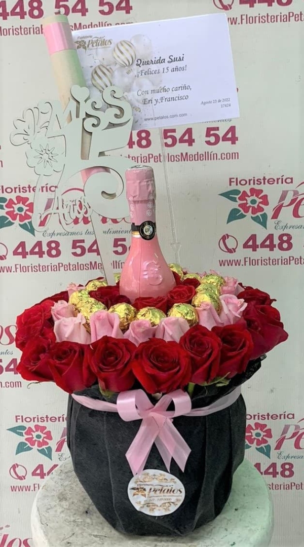 52Floristeria-Un-amor-tan-grande-como-el-de-ustedes-merece-una-gran -celebración-en-la-ciudad-de-Medellín-Feliz-aniversario